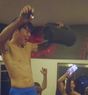 '0-1→4-3 대역전극' 흥분한 오현규, 라커룸에서 유니폼 벗고 '광란의 댄스'…6호골 넣고 룰루랄라 한국행