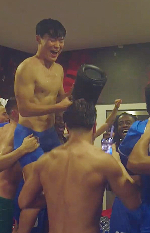 '0-1→4-3 대역전극' 흥분한 오현규, 라커룸에서 유니폼 벗고 '광란…