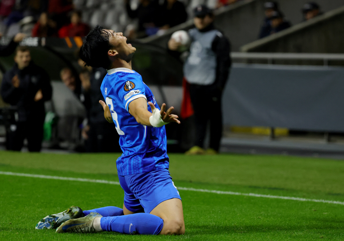 '0-1→4-3 대역전극' 흥분한 오현규, 라커룸에서 유니폼 벗고 '광란…