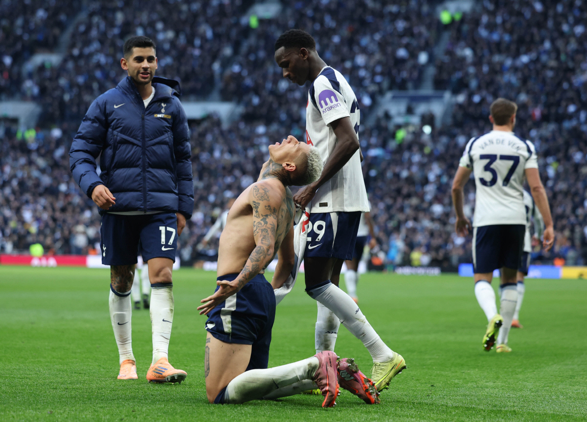 "유니폼을 왜 벗냐고" 손흥민 주장 시절엔 상상 못할 촌극, '김칫국' …
