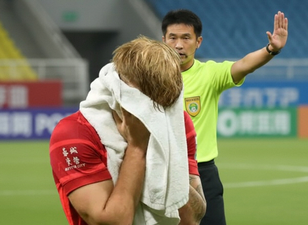 한국인 감독의 첫 중국 제패 꿈, 中 심판 연속 오심에 와르르…"심판이 …