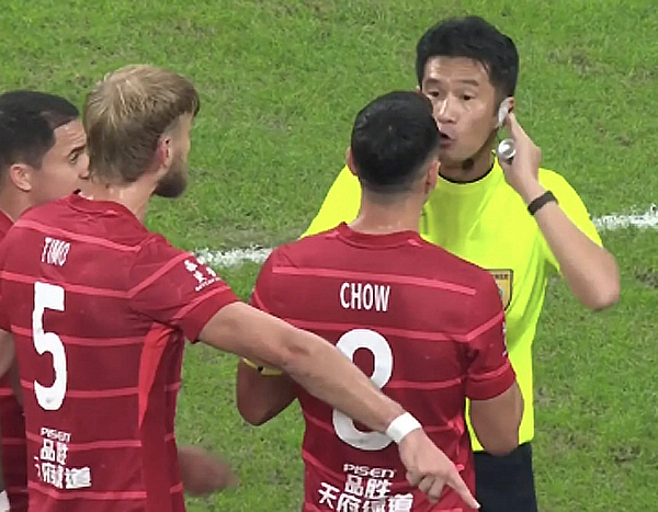 한국인 감독의 첫 중국 제패 꿈, 中 심판 연속 오심에 와르르…"심판이 …