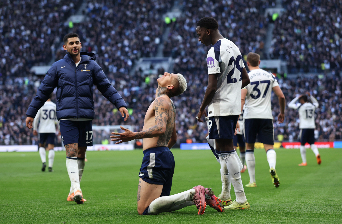 "주장으로서 말도 안 된다" 손흥민 떠난 토트넘 결국 리더십 공백…로메로…