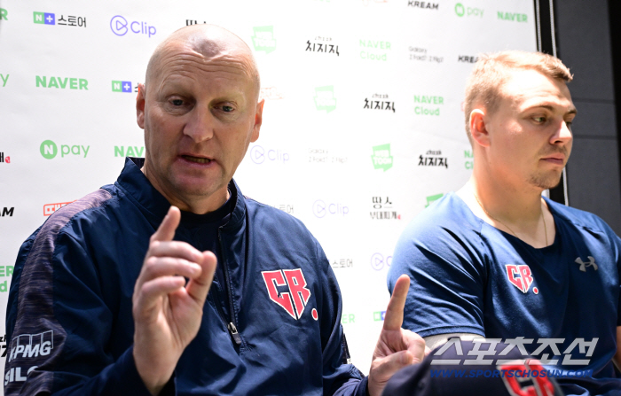 의사가 감독, 회계사, 전기기사, 그라운드 키퍼가 모여 프로팀과 싸운 체코.