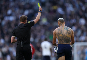 '최악의 세리머니' 英 BBC 한탄…유니폼 벗어던지고 오열→심판 옐로카드 