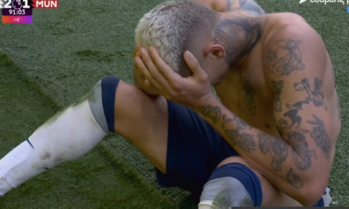 '최악의 세리머니' 英 BBC 한탄…유니폼 벗어던지고 오열→심판 옐로카드…