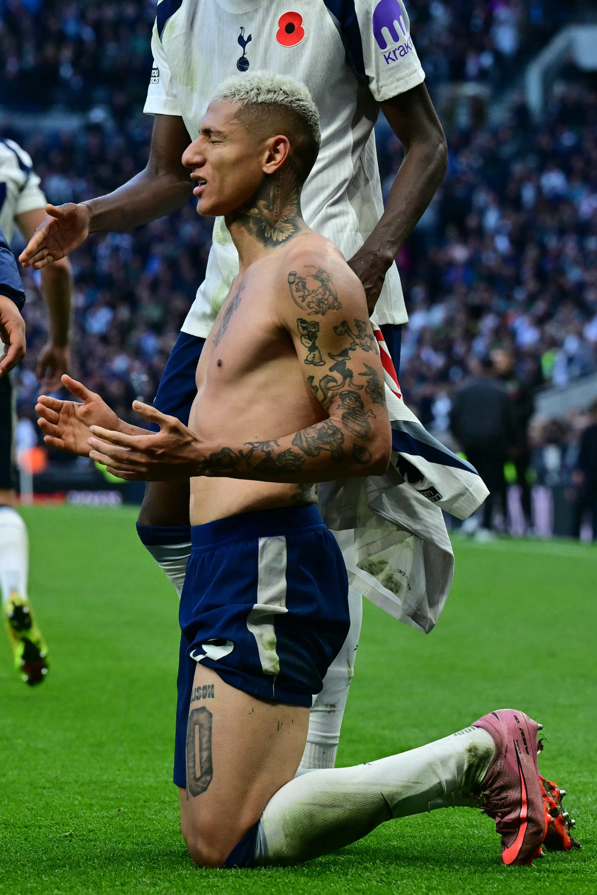 '최악의 세리머니' 英 BBC 한탄…유니폼 벗어던지고 오열→심판 옐로카드…