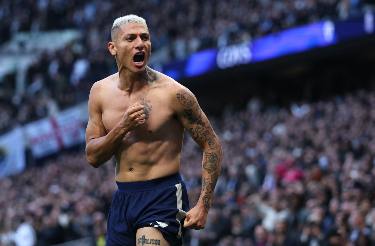 '최악의 세리머니' 英 BBC 한탄…유니폼 벗어던지고 오열→심판 옐로카드…