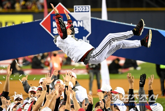 감독 최초 30억시대 열었다. 3년 최대 30억 재계약. 이제 염갈량의 …