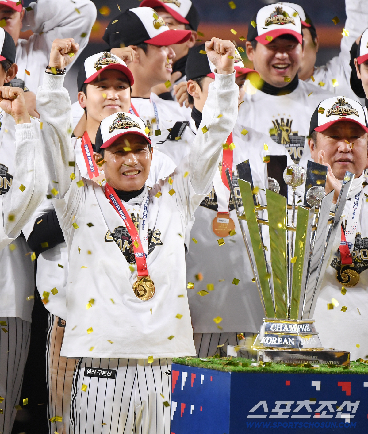 감독 최초 30억시대 열었다. 3년 최대 30억 재계약. 이제 염갈량의 …