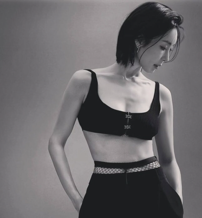 한다감, 크롭톱으로 복근·허리 라인 과시…핫바디로 완성한 ‘자기관리 끝판…