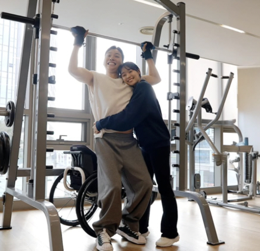 박위, 두 팔로 일어나 ♥송지은 안았다 "11년만 꿈 이뤄"[SCin스타…