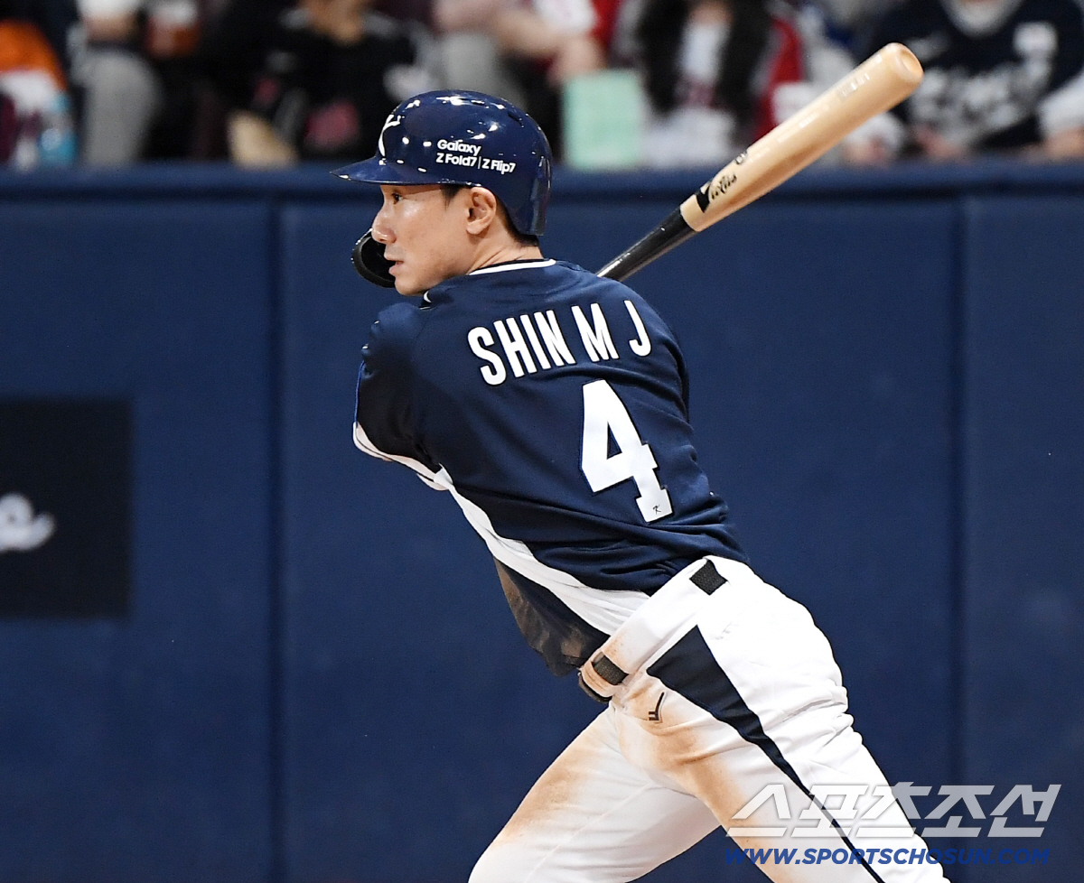 [포토] 1타점 적시타 치는 신민재