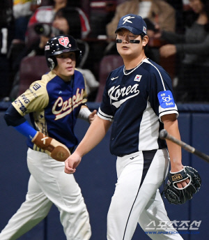 10점 대승에도 웃을 수가 없었다...김서현 충격 실점이 대표팀을 지배해버렸다