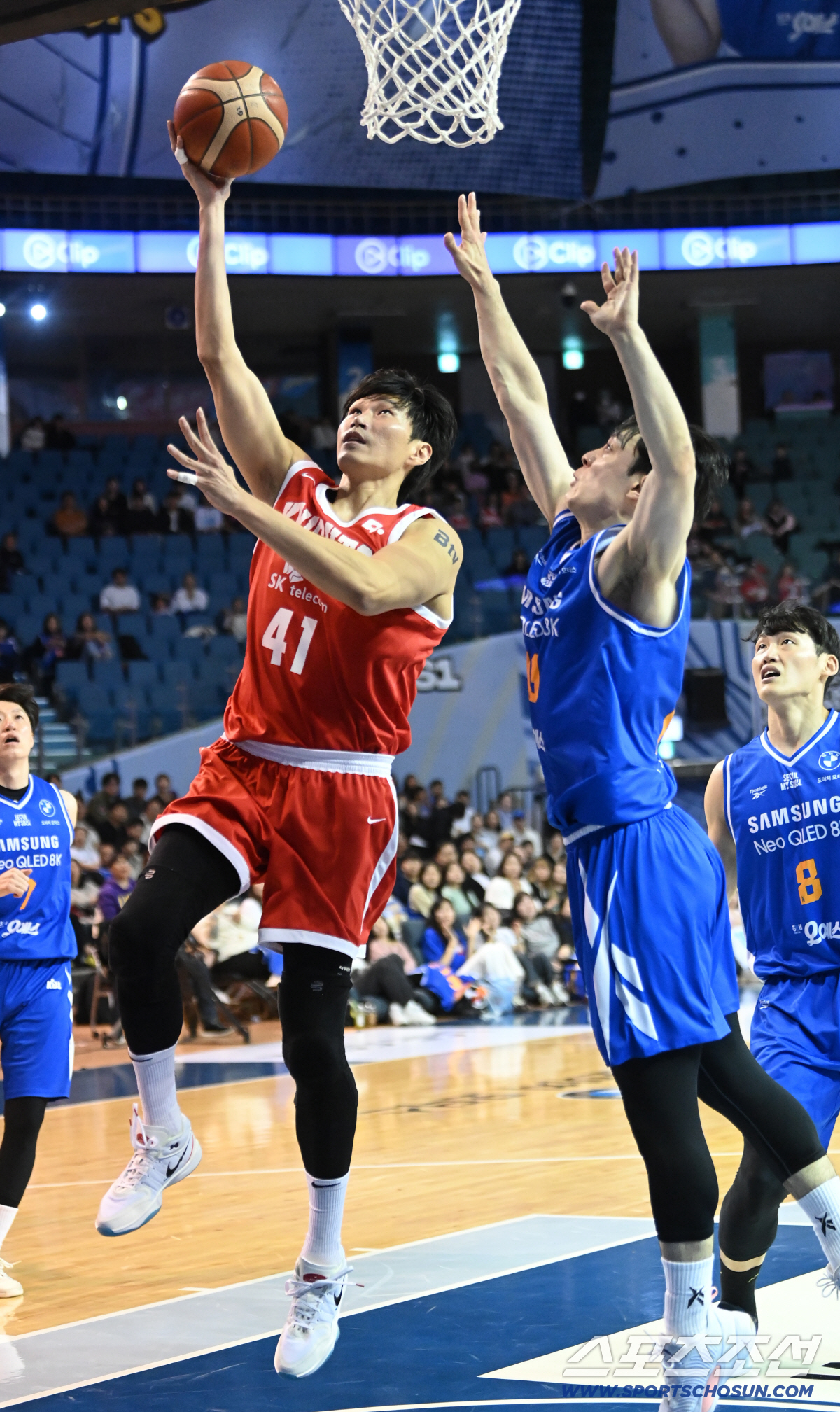 [포토] 오세근, 날카롭게 파고들어
