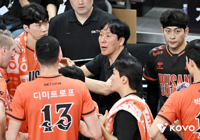 "부산 팬여러분 죄송합니다" 개막전 패배, 신영철 감독 고개 숙였다