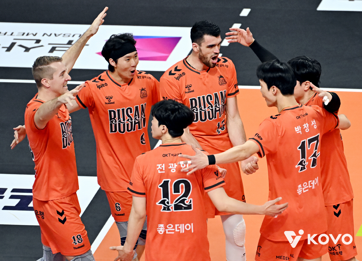 "부산 팬여러분 죄송합니다" 개막전 패배, 신영철 감독 고개 숙였다