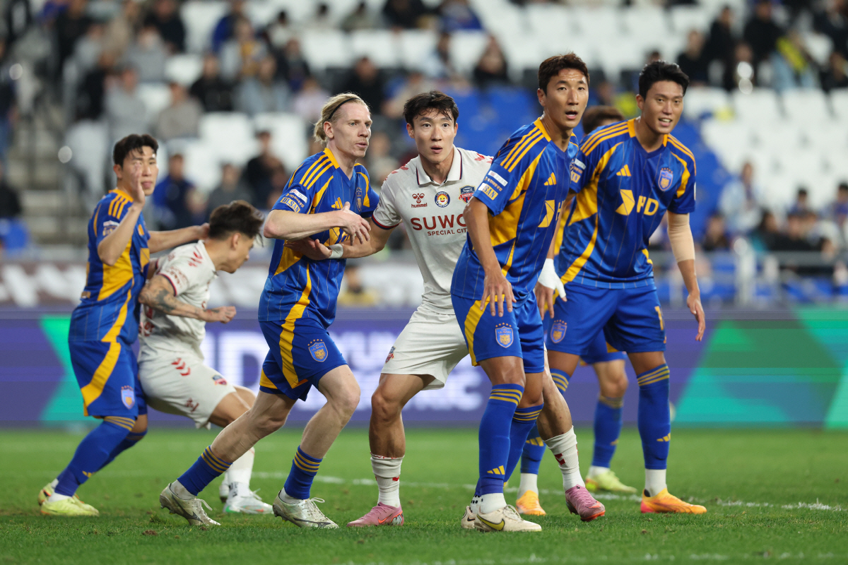 [K리그1 현장리뷰]'이청용 AS→루빅손 벼락골' 울산 살았다, 수원FC…