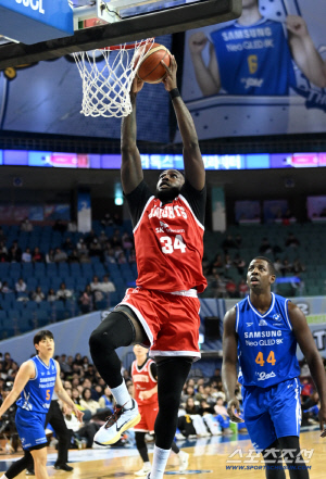 [현장리뷰]'자밀 워니 더블더블'→'40바늘 꿰맨 오세근 투혼' 서울 SK 설욕 성공, 'S-더비' 삼성 75-67 제압