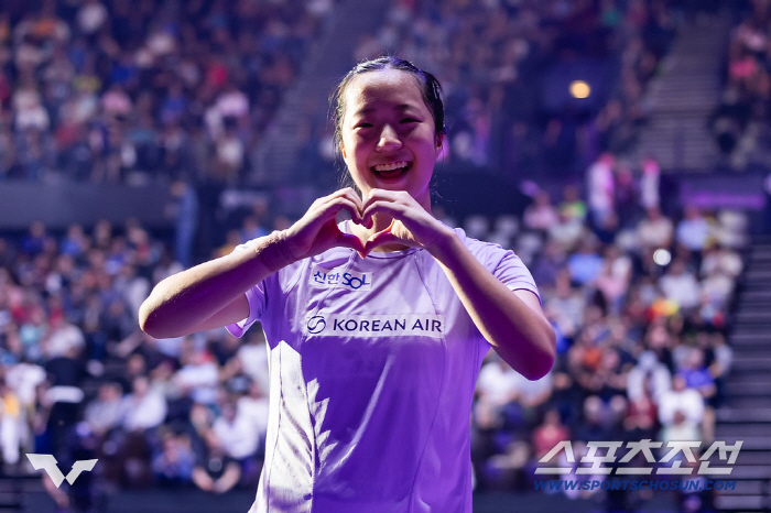 "아깝다!듀스만 3번" 투혼의 신유빈,日17세 톱랭커와 초접전끝 2대4패…