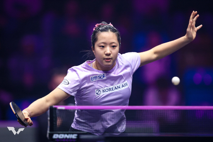 "아깝다!듀스만 3번" 투혼의 신유빈,日17세 톱랭커와 초접전끝 2대4패…