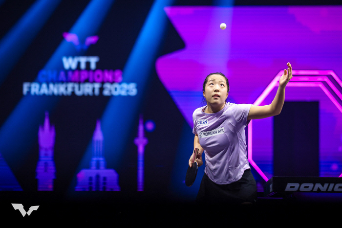 "아깝다!듀스만 3번" 투혼의 신유빈,日17세 톱랭커와 초접전끝 2대4패…