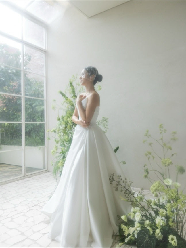 ‘비연예인 연인과 결혼♥’ 김옥빈, 청초한 웨딩드레스샷 공개[SCin스타…