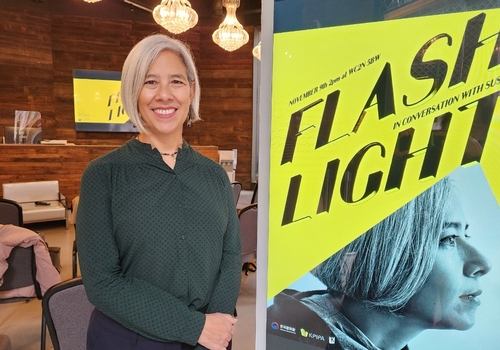 (런던=연합뉴스) 김지연 특파원 = 장편 '플래시라이트'(Flashlight)로 영국 권위의 문학상 부커상 최종 후보에 오른 한국계 미국인 작가 수전 최가 9일(현지시간) 주영한국문화원에서 북토크 행사를 하기에 앞서 포즈를 취하고 있다. 2025.11.10 cherora@yna.co.kr