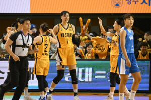 [여자농구개막] ②'대들보' 박지수가 돌아왔다…김정은 역대 최다 출전 눈앞