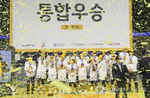 [여자농구개막] ①'절대1강' KB 누가 막을까…WKBL 16일 점프볼