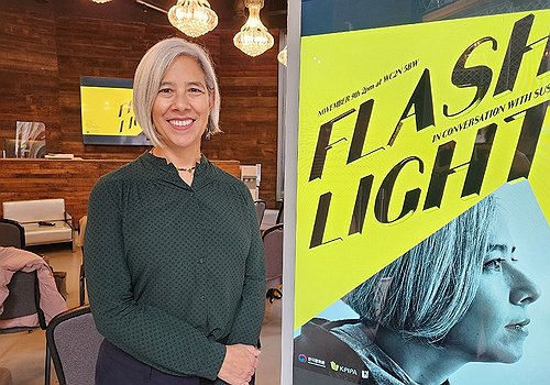 (런던=연합뉴스) 김지연 특파원 = 장편 '플래시라이트'(Flashlight)로 영국 권위의 문학상 부커상 최종 후보에 오른 한국계 미국인 작가 수전 최가 9일(현지시간) 주영한국문화원에서 북토크 행사를 하기에 앞서 포즈를 취하고 있다. 2025.11.10 cherora@yna.co.kr