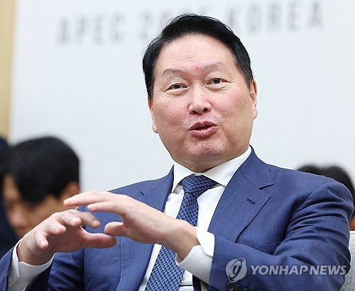 (경주=연합뉴스) 김도훈 기자 = 최태원 대한상공회의소 회장 겸 SK그룹 회장이 31일 APEC 정상회의장인 경주화백컨벤션센터에서 진행된 이재명 대통령과 젠슨 황 엔비디아 최고경영자의 면담에 참석해 발언하고 있다. 2025.10.31 superdoo82@yna.co.kr