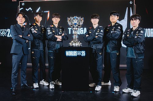 (서울=연합뉴스) 월드 챔피언 T1이 사상 처음으로 LoL 월드 챔피언십(월즈·롤드컵)에서 쓰리핏(3-peat·3연속 우승)이라는 대기록을 썼다. T1은 9일 중국 청두 동안호 스포츠공원 다목적체육관에서 열린 2025 월즈 결승전에서 KT 롤스터를 세트 스코어 3:2로 꺾고 우승했다. LoL 월드 챔피언십 사상 첫 3연속 우승 달성한 T1 LoL 선수단. 왼쪽부터 김정균 감독, '도란' 최현준, '오너' 문현준, '페이커' 이상혁, '구마유시' 이민형, '케리아' 류민석. 2025.11.9 [라이엇게임즈 제공. 재판매 및 DB 금지] photo@yna.co.kr