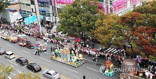 (울산=연합뉴스) 16일 오후 울산시 남구 도로에서 '2025 울산공업축제' 거리 퍼레이드가 진행되고 있다. 2025.10.16 jjang23@yna.co.kr