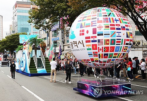 (울산=연합뉴스) 16일 오후 울산시 남구 도로에서 '2025 울산공업축제' 거리 퍼레이드가 진행되고 있다. 2025.10.16 jjang23@yna.co.kr