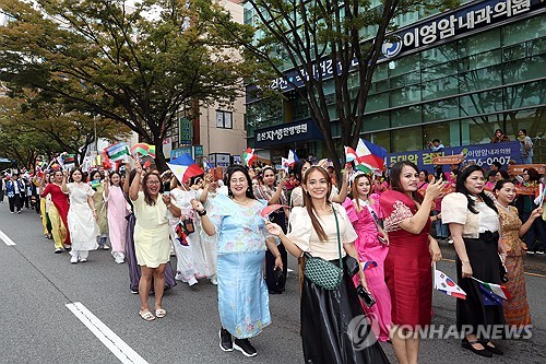 (울산=연합뉴스) 장지현 기자 = 16일 오후 울산시 남구 도로에서 열린 '2025 울산공업축제' 거리 퍼레이드에서 외국인 주민들이 행진하고 있다. 2025.10.16 jjang23@yna.co.kr