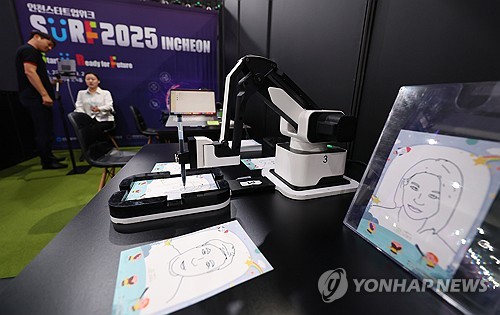 (인천=연합뉴스) 임순석 기자 = 23일 인천 연수구 송도컨벤시아에서 열린 '인천스타트업위크 2025' 를 찾은 관람객의 캐리커쳐를 AI 로봇이 그리고 있다. 2025.9.23 soonseok02@yna.co.kr