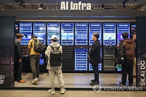 (서울=연합뉴스) 서대연 기자 = 3일 서울 강남구 코엑스에서 열린 SK AI 서밋 2025 전시장에서 관람객들이 AI 인프라 관련 전시품을 살펴보고 있다. 2025.11.3 dwise@yna.co.kr