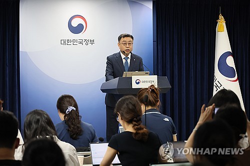 (서울=연합뉴스) 이정훈 기자 = 송상훈 과학기술정보통신부 정보통신정책실장이 4일 서울 종로구 정부서울청사에서 독자 AI 파운데이션 모델 프로젝트 정예팀 선정 결과를 브리핑하고 있다. 2025.8.4 uwg806@yna.co.kr