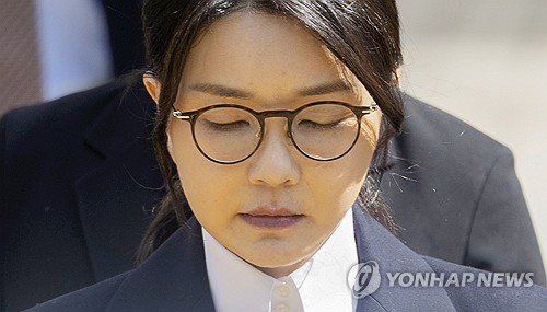 (서울=연합뉴스) 윤석열 전 대통령 부인 김건희 여사가 12일 구속 전 피의자 심문(영장실질심사)을 마친 뒤 서울 서초구 서울중앙지법 청사를 나서고 있다. 2025.8.12 [사진공동취재단] photo@yna.co.kr