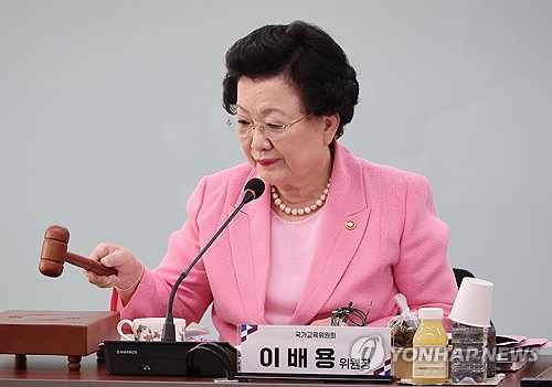 (서울=연합뉴스) 이정훈 기자 = 이배용 국가교육위원장이 30일 서울 종로구 정부서울청사에서 열린 국가교육위원회 제53차 회의에서 개회선언을 하고 있다. 2025.5.30 uwg806@yna.co.kr