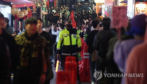 (서울=연합뉴스) 류영석 기자 = '핼러윈 데이'인 31일 서울 용산구 이태원 세계음식문화의 거리를 찾은 시민들이 중앙분리대를 따라 걸어가고 있다. 2025.10.31 ondol@yna.co.kr