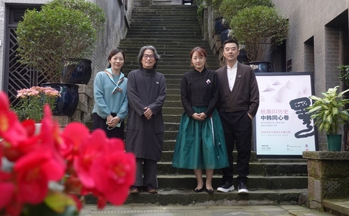 사진 좌측부터 우람 진열관 전시기획부장, 강병인 서예가, 김수진 설치예술가, 하소군 전시 실행 담당자. [대한민국임시정부구지진열관 제공. 재판매 및 DB 금지]
