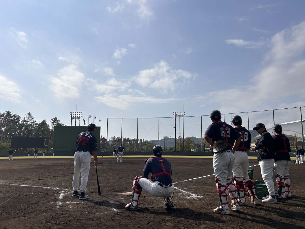 저녁 먹고 훈련이 또 있어? '흙투성이' 롯데, 구르고 또 구른다…미야자…