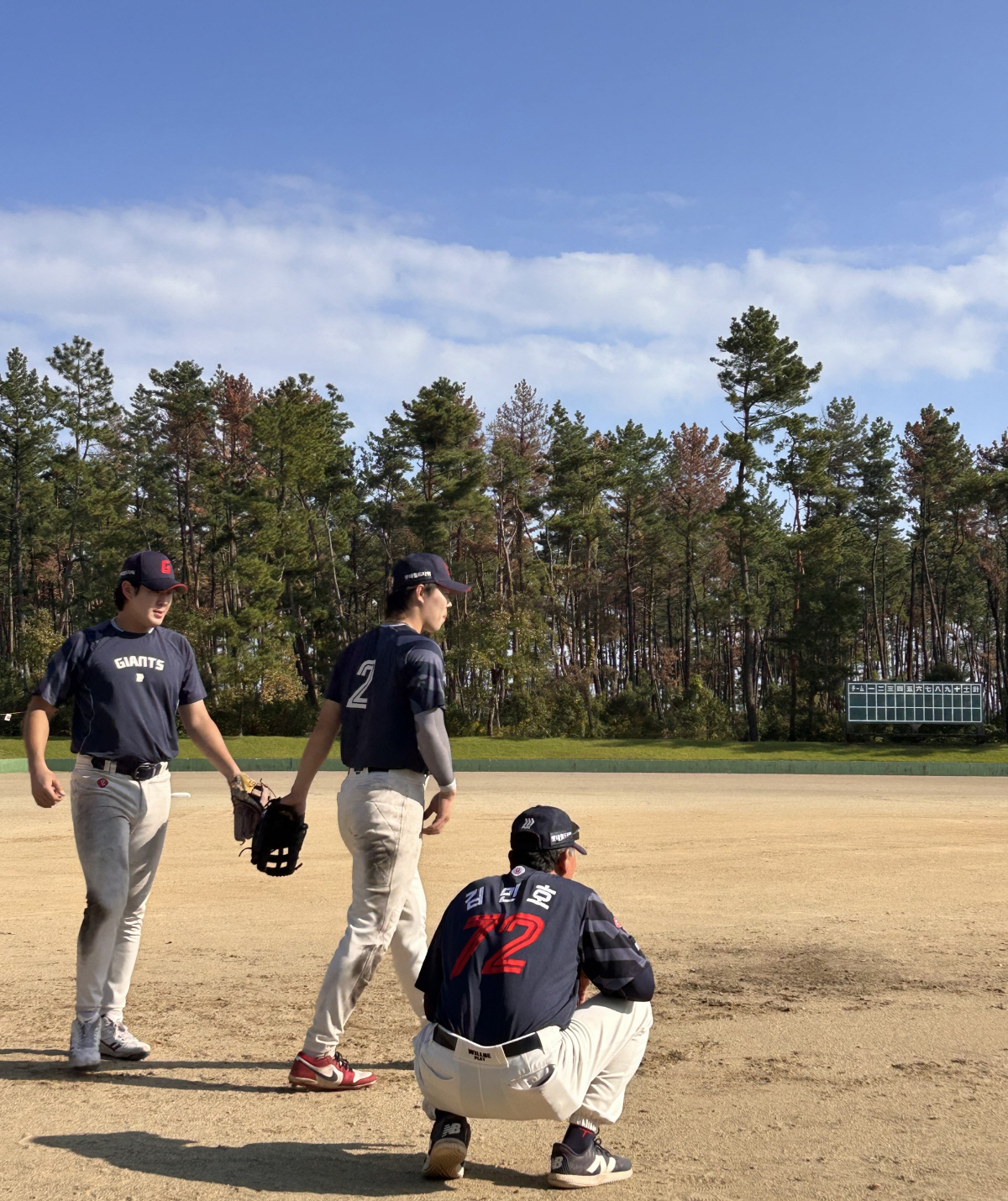 저녁 먹고 훈련이 또 있어? '흙투성이' 롯데, 구르고 또 구른다…미야자…