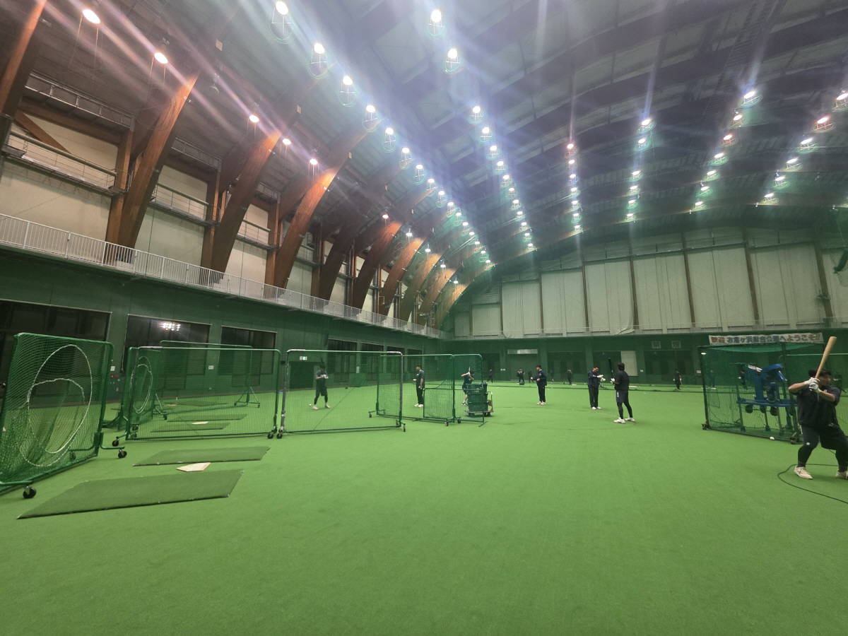 저녁 먹고 훈련이 또 있어? '흙투성이' 롯데, 구르고 또 구른다…미야자…