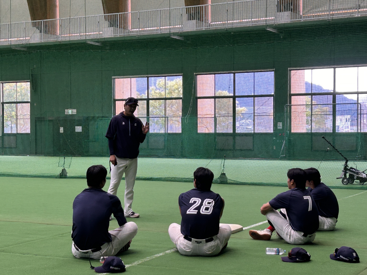 저녁 먹고 훈련이 또 있어? '흙투성이' 롯데, 구르고 또 구른다…미야자…