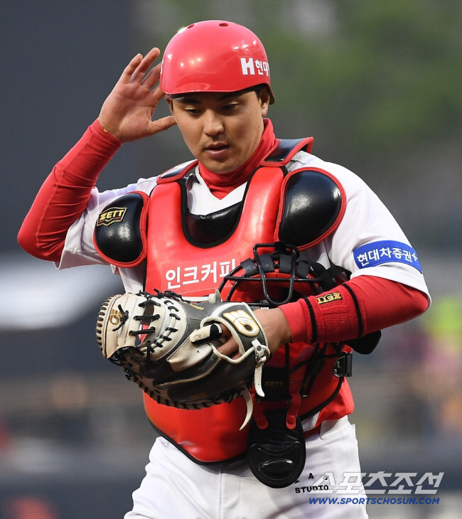 달랑 15경기 뛰었는데 FA 인기남 등극 가능? 포수난에 C등급이라니, …