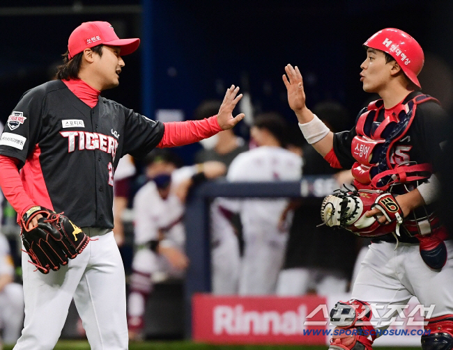 달랑 15경기 뛰었는데 FA 인기남 등극 가능? 포수난에 C등급이라니, …