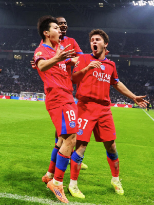 '韓 최고 재능' 이강인, 프로 첫 대기록 달성! 퇴장 유도 극장골 도운 완벽한 코너킥 맹활약...PSG, 리옹전 3-2 승리...리그 선두 유지